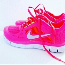 "Moda w której nie możesz wyjść na ulicę to nie moda". Kolorowe obuwie zawsze przyciąga większą uwagę. Zakładając takie budy sama dla Siebie staniesz się atrakcyjniejs...