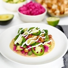 Kto powiedział, że śniadanie ma być "ponure" ?  Taki posiłek zaspokoi Wasz głód i na pewno nakarmi oczy na długi długiii czas.