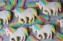 Chyba każdy kocha żelki. Ale pokochacie je jeszcze bardziej jedząc takie przeurocze jednorożce.