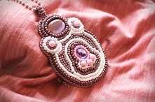 Wisiorek ręcznie wyszywany koralikami w odcieniach różu, wrzosu i bieli