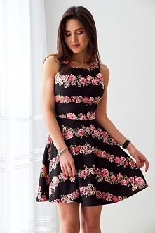 Rozkloszowana czarna sukien...