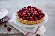 * Tarta z Malinami i Kremem Budyniowym *