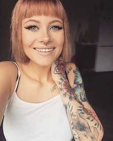 Piękna kobieta i tatuaż