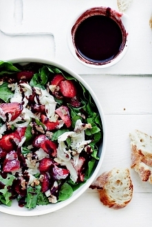 składniki(2 porcje):
2 porcje szpinaku sałatkowego "baby"
1 kulka (125 g) białej mozzarelli
2 łyżki śmietanki kremowej 30%
250 g świeżych truskawek
2 łyżeczki cukru
1/...