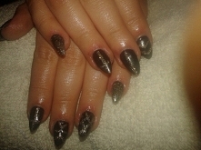 Klasyczna czerń ze złotymi wzorkami ;3