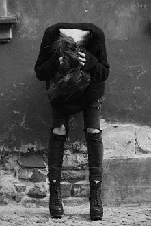 “ No bo powiedz, czemu ja tak nie umiem żyć, inni umieją. ” 

— Halina Poświatowska