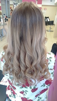 Moje nowe oblicze włosów. ; ) 
Początkowa była inna koncepcja, jednak pomysł fryzjerki udoskonalił myśl :)