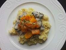 Kasza kuskus z sosem śmietankowo- pieczarkowym i pieczoną papryką. Przepis w obrazku :)