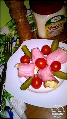 Rolowana sałatka z pomidorkami cherry i ogórkiem kiszonym
Przepis po kliknięciu w zdjęcie 
(Uwaga lokowanie produktu)