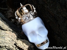 mialam i po czasie sie przekonalam do nich..sa mocne na poczatku potem przechodza w lagodniejszy slodszy zapach..jak dla mnie sa uwodzicielskie:*