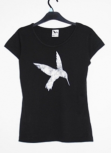 Motyw kolibra wykonany niespieralnymi farbami do tkanin