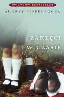 Clare, urocza studentka sztuk pięknych i Henry, niekonwencjonalny bibliotekarz, spotkali się po raz pierwszy, gdy ona miała sześć lat, a on trzydzieści sześć. Kiedy Clare skończ...