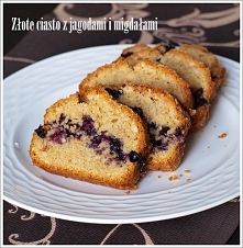 Złote ciasto z jagodami, migdałami i cukrem trzcinowym.