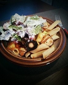 obiadek omnomnom. Makaron z cukinia, marchewka i pieczarkami + salatkeczka :)