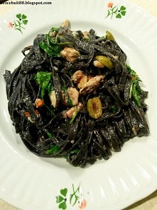 Czarny makaron fettuccine z sardynkami i oliwkami - nieoczywiste, morskie smaki :)