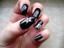 Jak zrobić takie kwiatuszki?

Najpierw malujemy paznokieć na czarno, póki jeszcze mokry białym lakierem robimy szybko 5 małych kropek i każdą rozciągamy igłą do zewnątrz. Na kon...