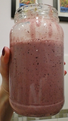 Znalazłam zapomniany słoik aronii w syropie w mojej piwnicy....i wyszło kolejne udane smoothie!!! Aronia ( 7 czubatych łyżeczek) + sok (7 łyżeczek), 2 banany i 2 szklanki kefiru...