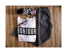 #1 Zwyklak prosto z mojej szafy. Ciemnoszare tregginsy marki pieces, sweterek Tally Weijl, buty ze strony czasnabuty i okularki z Brooklyn Butik. :)