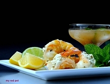 Krewetki z fetą i miętą to bardzo prosta w przygotowaniu przystawka, która smakuje równie dobrze na ciepło lub zimno