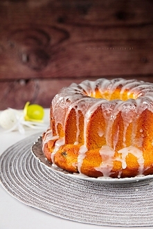 Obłędnie żółciutka w środku. Na zewnątrz lekko pomarańczowa. A wszystko to za sprawą szafranu i dużej ilości żółtek. Do tego delikatna w smaku, puszysta i lekko maślana. Wielkan...