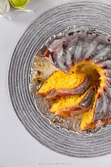 Wielkanocna baba drożdżowa szafranowa. Obłędnie żółciutka w środku. Na zewnątrz lekko pomarańczowa. A wszystko to za sprawą szafranu i dużej ilości żółtek. Do tego delikatna w s...