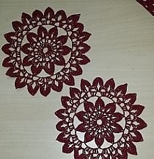 Te malutkie serwetki idealnie sprawdzą się jako podkładka pod kubek czy też świeczkę. Serwetki wykonane na szydełku. 
Po więcej zapraszam do mojej nowo powstałej strony na fb : ...