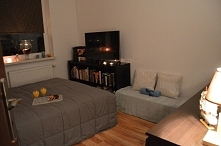 małe przemeblowanie :) skrzynie wojskową zamówiłam ,odmalowałam i służy jako siedlisko przykryte kocem :)