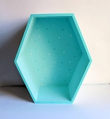 Kochani oto przed Wami nasza półeczka...heksagon w pięknym odcieniu mięty i bieli. Środek półeczki wypełniają kropki .... stworzona specjalnie do dziecięcego pokoju i w 100% ręc...