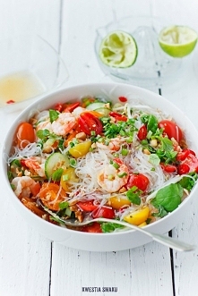 Tajska sałatka z makaronem ryżowym