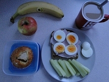 Śniadanko + muffinka z jabłkiem Mamuśki i owoce do pracy ;)