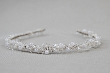 Delikatna, koralikowa opaska ślubna do włosów. Pięknie prezentuje się przy upięciach, ale i przy rozpuszczonych włosach panny młodej.. :)

Do kupienia w sklepie internetowym Mad...