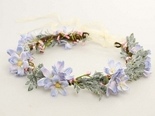 Uroczy i bardzo delikatny wianuszek ze sztucznych kwiatów. Idealny dla panny młodej i dla druhen :)

Do kupienia w sklepie internetowym Madame Allure!