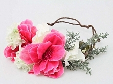 Ślubna ozdoba do włosów - wianek z wyraźnym akcentem różowego kwiatu.

Do kupienia w sklepie internetowym Madame Allure!