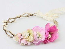 Uroczy wianek dla panny młodej wypleciony z najwyższej jakości sztucznych kwiatów. 

Do kupienia w sklepie internetowym Madame Allure.