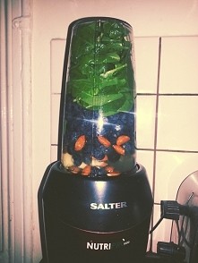 Dwie garści szpinaku, duża ilość jagód,  migdały,  odrobina avocado ;)