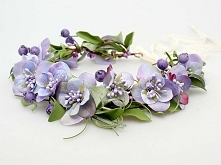 Fioletowy wianek ze sztucznych kwiatów - idealny na ślub, wesele, sesję plenerową...

Dostępny w ślubnym sklepie internetowym Madame Allure!