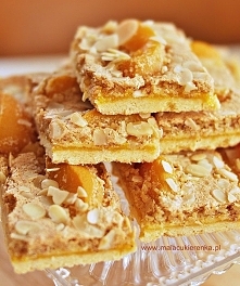 Tarta na co dzień z brzoskwiniami i morelami lub mazurek na Wielkanoc. Przepis po kliknięciu w zdjęcie.