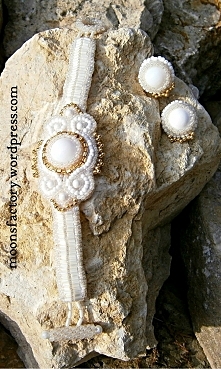 Ręcznie wykonana biżuteria z koralików toho. Zestaw bransoletka z kolczykami. Zapraszam również na blog!
moonsfactory.wordpress.com