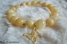 Bransoletka wykonana z miodowego jadeitu i pozłacanej zawieszki w kształcie motyla (pozłacane srebro)