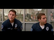 21 Jump Street(2012)

Byli wrogami w szkole, teraz są partnerami w policji, których nie sposób rozdzielić. Otrzymują zadanie, by wcielić się w studentów i rozbić gang narkotykow...