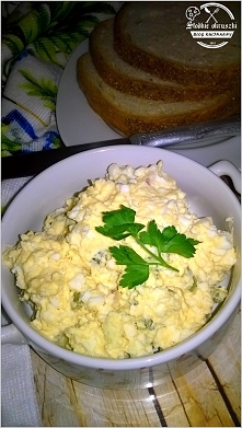 Jajeczna pasta kanapkowa (na serkach topionych) z ogórkiem i rzodkiewką.
Przepis po kliknięciu w zdjęcie
