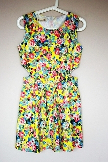 Rozkloszowana sukienka w kw...