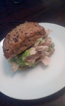 Pycha! Do środka bułki dałam surówkę która jest zrobiona z sałaty lodowej,piersi kurczaka,jogurtu naturalnego z odrobina czosnku i dodałam sos koperkowo ziolowy