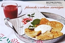 SUPER DESER ! Przepyszne placuszki z serkiem ziarnistym podane z jogurtem, miętą  i truskawkami, więcej na bezprzepisu.wordpress.com
