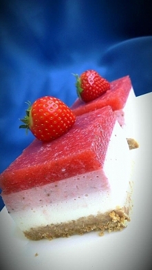 cudenko truskawe :)

Skladniki:
180g ciastek Maria lub ( herbatnikow)
100g masla
olejek smietankowy
200ml smietanki 30%
3 lyzki zelatyny rozpuszczonej w szklance wody
270g jogur...