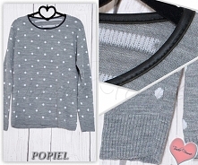 Miły sweterek w kropki, dekolt wykończony lamówką z eko-skóry.