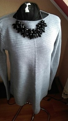 Długi szary sweterek