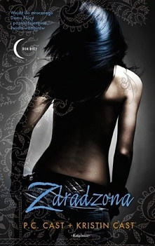 Zoey Redbird, adeptka w szkole wampirów, czuje, że wreszcie odnalazła swoje miejsce na ziemi. Została przewodniczącą Cór Ciemności i co ważniejsze, ma chłopaka... a nawet dwóch....