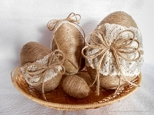 Pisanki wykonane ze sznurka, ozdobione koronką.