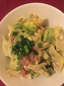 sałatka z kurczakiem na sałacie lodowej